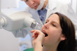 Foto: Patientin beim Zahn röntgen Patientin beim Zahn röntgen