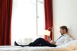 Mann telefoniert im Hotelzimmer