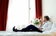 Mann im Hotelzimmer