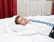 Mann im Hotelzimmer