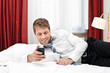 Mann telefoniert im Hotelzimmer