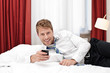 Mann telefoniert im Hotelzimmer