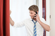 Mann telefoniert im Hotelzimmer