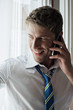 Mann telefoniert im Hotelzimmer