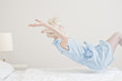 junge Frau springt ins Bett