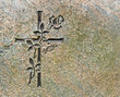 Foto: Grabkreuz mit einer Rose Grabkreuz mit einer Rose