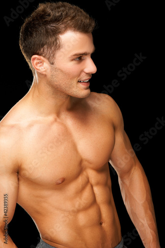 Foto: Portrait of a male athlete muscular on black Portrait of a male athlete muscular on black