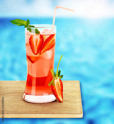 Foto: Strawberry juice on the poolside Strawberry juice on the poolside