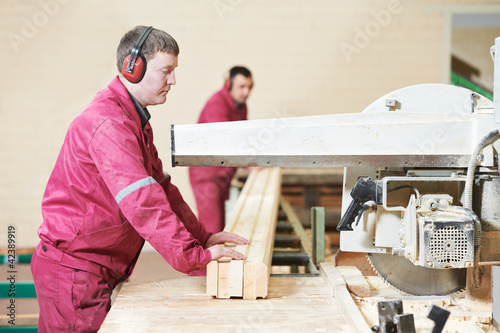 Foto: closeup carpentry wood cross cutting closeup carpentry wood cross cutting