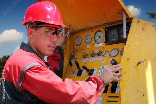 Photo: Drilling Rig Worker Drilling Rig Worker