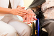 Alter und Pflege - Pflegerin und Seniorin im Altenheim