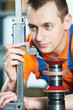 Foto: worker measuring cutting tool worker measuring cutting tool