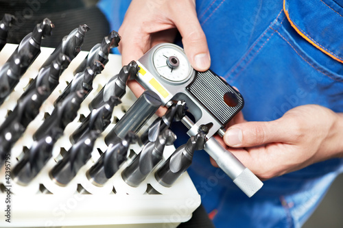 Photo: Measuring with micrometer gauge Measuring with micrometer gauge