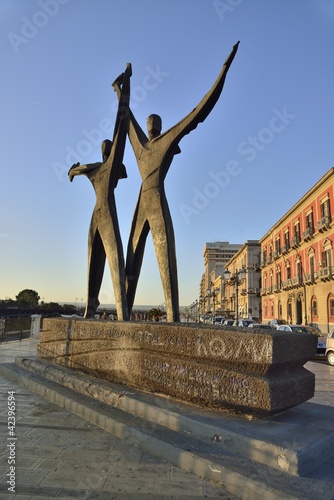Foto: Taranto - il monumento ai marinai d'Italia Taranto - il monumento ai marinai d'Italia