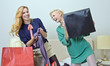 Freundinnen: Zwei "Jägerinnen" nach Shopping-Tour