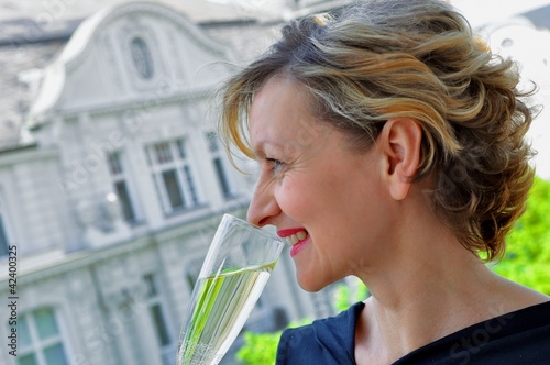 Photo: Frau mit Champagner in einer Großstadt Frau mit Champagner in einer Großstadt
