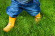 Foto: Gummistiefel - Kinderbeine Gummistiefel - Kinderbeine