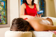 Mann genießt Massage im Wellness Spa