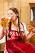 Junge Frau in Bayerischer Tracht in Wirtschaft oder Restaurant