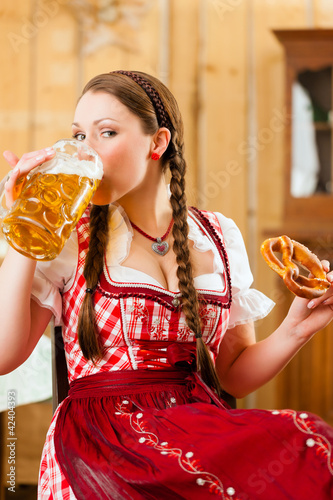 Foto: Junge Frau in Bayerischer Tracht in Wirtschaft oder Restaurant Junge Frau in Bayerischer Tracht in Wirtschaft oder Restaurant
