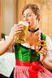 Junge Frau in Bayerischer Tracht in Wirtschaft oder Restaurant