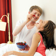Glückliches Paar im Bett