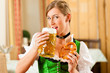 Junge Frau in Bayerischer Tracht in Wirtschaft oder Restaurant