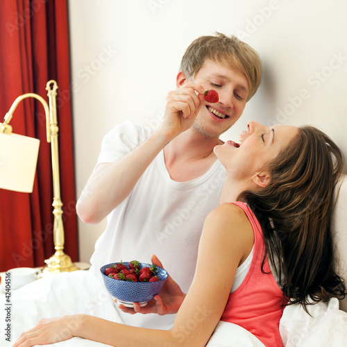 Foto : Glückliches Paar im Bett Glückliches Paar im Bett