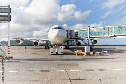 Photo: aéroport, avion en zone d'embarquement aéroport, avion en zone d'embarquement