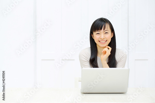Photo: ノートパソコンを使う女の子 ノートパソコンを使う女の子