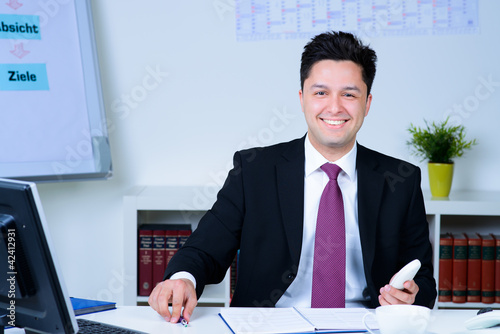 Photo: erfolgreicher geschäftsmann im büro erfolgreicher geschäftsmann im büro