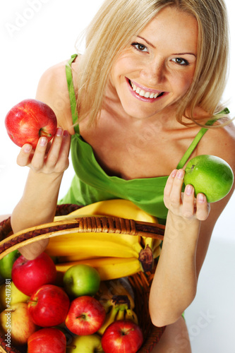 Foto: woman holds a basket of fruit woman holds a basket of fruit