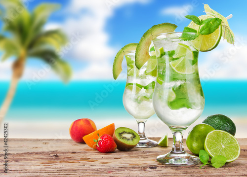 Foto: Mojito drinks with blur beach on background Mojito drinks with blur beach on background