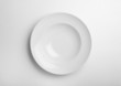 plato hondo sobre fondo blanco