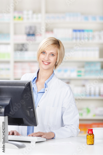 Foto: lächelnde apothekerin an der kasse lächelnde apothekerin an der kasse