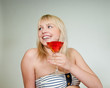 junge frau mit cocktail