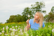 teenager mit pusteblume
