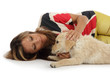 Photo: jolie femme avec chiot golden retriever jolie femme avec chiot golden retriever