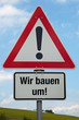 Achtung-Schild WIR BAUEN UM!