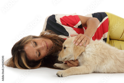 Foto: jolie femme avec chiot golden retriever jolie femme avec chiot golden retriever