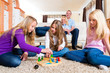 Foto: Familie spielt Mensch ärgere Dich nicht Familie spielt Mensch ärgere Dich nicht