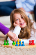 Foto: Familie spielt Mensch ärgere Dich nicht Familie spielt Mensch ärgere Dich nicht