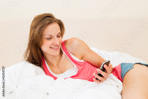 Photo: smartphone im Bett smartphone im Bett