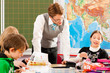 Schulkinder und Lehrer lernen an der Schule