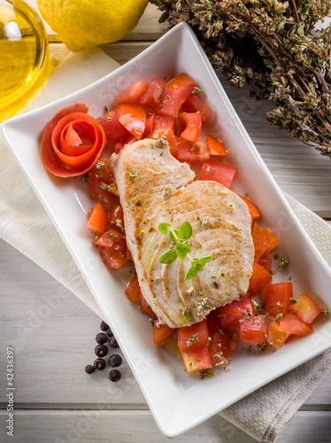 Foto: grilled tuna with tomatoes salad grilled tuna with tomatoes salad