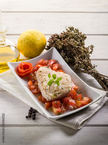 Foto: grilled tuna with tomatoes salad grilled tuna with tomatoes salad