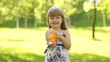 Vídeo : Child touts healthy eating. In the hands a vegetable.Ok Child touts healthy eating. In the hands a vegetable.Ok