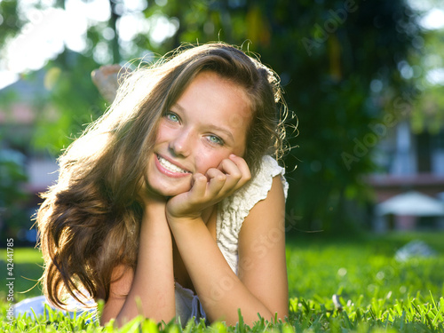 Foto: Spring Girl in Green Grass Spring Girl in Green Grass