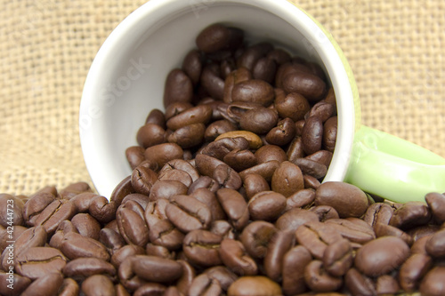 Foto: Kaffeebohnen und eine Tasse Kaffeebohnen und eine Tasse