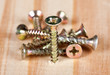 Foto: Screws on a wooden table Screws on a wooden table